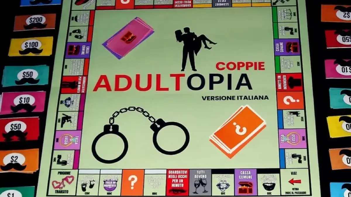Il tabellone del gioco di coppia Adultopia aperto su un tavolo scuro, con banconote e carte disposte sui lati