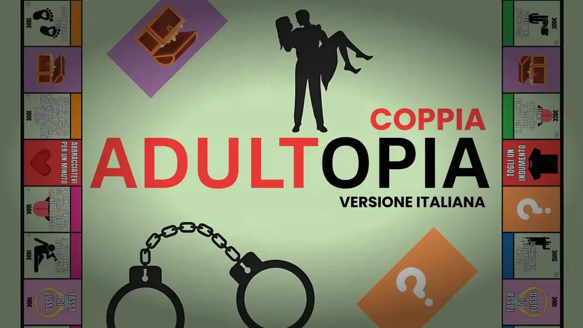 Il tabellone di Adultopia allestito sul tavolo, quaranta caselle e pedine, luce calda