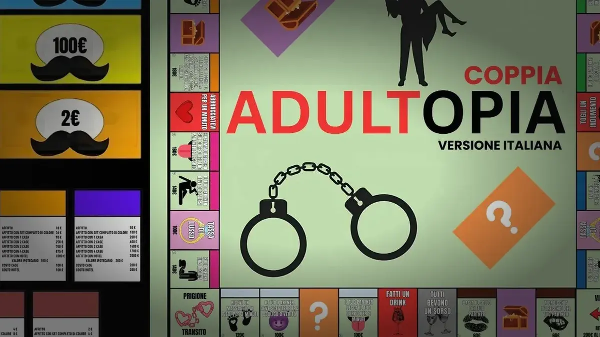 Dettaglio del tabellone Adultopia con luce calda laterale