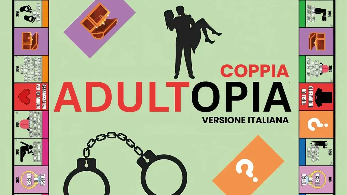 Tabellone Adultopia con carte e segnalini su un tavolo scuro, luce calda dall'alto